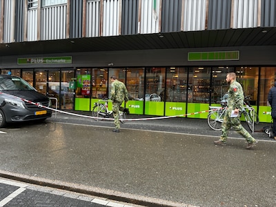 Over een doffe dreun, heel veel politie en een opsporingshond: wat gebeurt er toch bij deze supermar